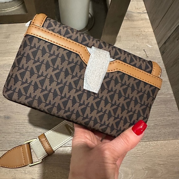 NEW! Michael Kors Monogram small Crossbody Bag - Picture 3 of 9